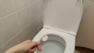 Просто закидываю 5 ложек соли в унитаз на ночь, утром он будет сверкать: знакомая горничная поделилась интересным трюком