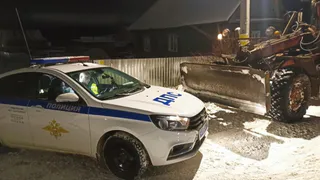 В Коми трактор повредил машину при расчистке дороги от снега