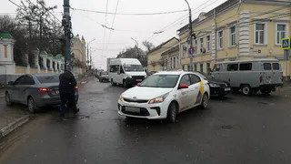 На перекрёстке улицы Садовой и Свободы столкнулись Lada Vesta и Kia Rio