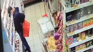 Нижнекамец спрятал продукты за пазуху и побежал, правда, мимо кассы