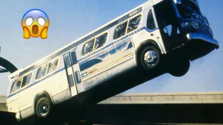 С ветерком и открытой дверью: водитель автобуса прохватил по улице Новоселов, пугая пассажиров (видео)