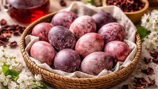 Не скорлупа, а звездное небо: для покраски яиц в фиолетовый цвет химоза не пригодится — понадобится лишь один отход