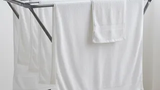 3 ложки на таз — и белые вещи чище чем из магазина: даже пожелтевшая "тряпка" ослепит белизной — полезный совет