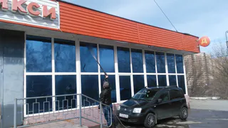 Зима весной: дорога около магазина в Рязани превращается в каток