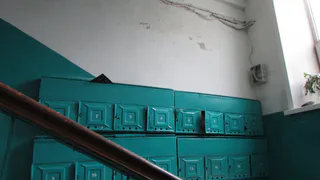 Один раз подмели для вида: на Белякова не убирают подъезды