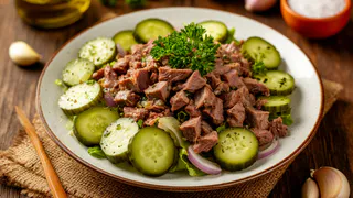 Приготовила забытый салат «Шахтерский» из СССР — гости смели со стола за 5 минут, не взглянув на «Оливье»: простой рецепт из 3 ингредиентов