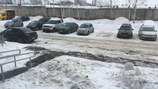 Жители многоэтажки жалуются на горы снега у себя во дворе