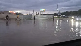 Московское шоссе в районе ТЦ "Барс" ушло под воду
