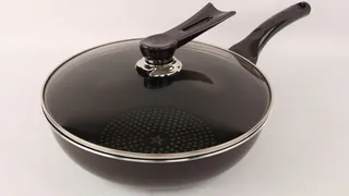 1 шт. в таз — и стеклянные крышки от кастрюль станут как новые: ни липкого налета, ни закаменелого жира  