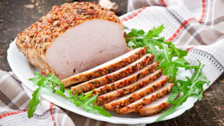 Просто натереть мясо специями — и вкуснейшая буженина готова: украсит ваш рождественский стол