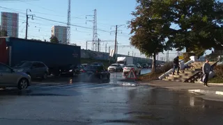 На Московском шоссе вода хлынула на дорогу