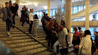 Студенты РГУ провели модный флэш-моб в Москве на выставке Айвазовского