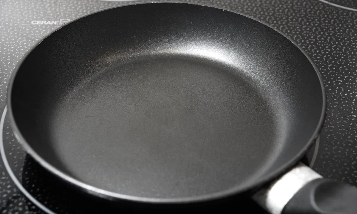 Смешиваем клей с содой – и сковорода блестит как новая: даже самый стойкий нагар уйдет за 10 минут – лайфхак от эксперта