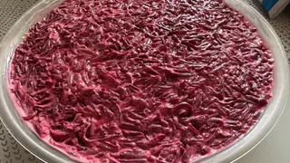 Так этот салат вы еще не готовили: «Сельдь под королевской шубой» — вкуснее, сочнее и ярче. Идеально для Нового года 