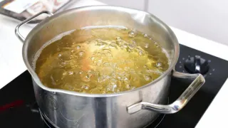 Куриный бульон будет прозрачнее слезы: добавьте при варке мяса этот ингредиент — вкусный суп гарантирован