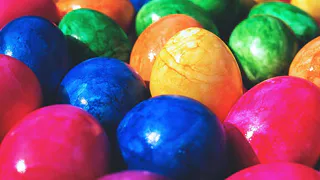 Простой и безопасный способ окрашивания яиц к Пасхе с использованием моркови