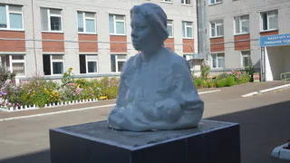 У нижнекамского роддома установили скульптуру