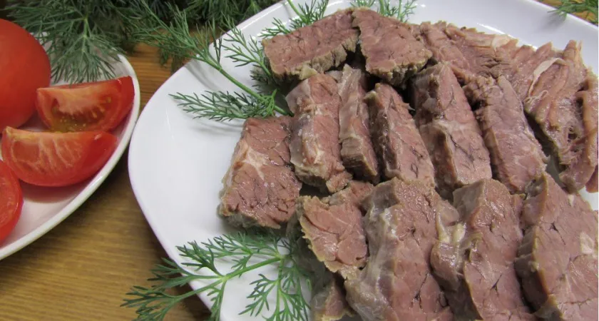Нужно ли сливать «первую воду» при варке мяса: рассказывает шеф-повар