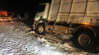 В Севском районе 15 часов вызволяли застрявший в снегу мусоровоз