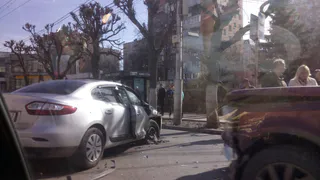 ДТП в центре Рязани: столкнулись "Рено" и "Ленд Ровер"