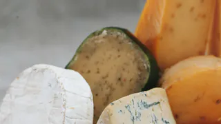 Смешиваем кефир со сметаной — и в холодильник: Спустя 2 дня получаем сочный сливочный сыр