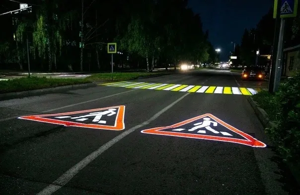 В Нижнекамске на улице Студенческая заработало проекционное освещение пешеходного перехода
