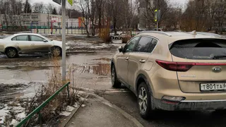 Либо по дороге, либо через грязь: в Рязани на ул. Новаторов неизвестный перекрыл пешеходный переход