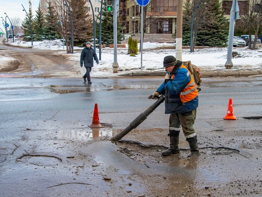 На дорогах Нижнекамска идёт ямочный ремонт холодным асфальтом