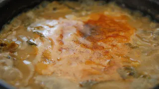 Не крахмал и не мука: что еще можно добавить для густой подливы