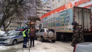 На улице Горького водитель угодил под собственный грузовик