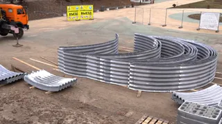 Фундамент уже готов: рабочие начали монтировать первую арку Астраханского моста