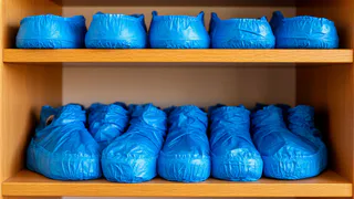 Подруга покупает пачками бахилы. Когда узнала для чего, стала закупать больше