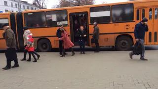 Утренние кошмары Рязани - девушку чуть не затоптали в автобусе №17