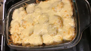 Делала картошку с мясом в духовке на семью — исчезла в один миг, теперь приходится готовить вдвое больше