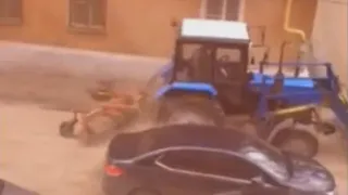 На парковске в Приокском трактор "обдал" авто камнями и пылью