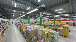 Иностранец впервые попробовал наш хлеб и колбасу — реакция шокировала всех в магазине