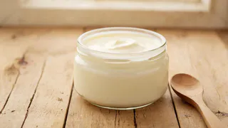 Как я использую крышки от сметаны на кухне. Делюсь полезными советами