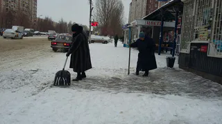 Остановку в Дашково-Песочне от наледи и снега очищают две пенсионерки