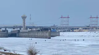В Новочебоксарске десятки рыбаков-экстремалов вышли на тонкий лед рядом с ГЭС