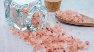 Что скрывается в солонке: Роскачество нашло проблемы в популярных марках соли