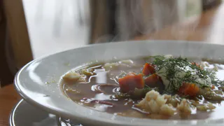 Нужно ли сливать первую воду при варке мяса: шеф-повар раскрыл главную тайну