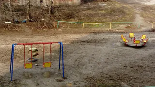 Во время восстановления дома в Осеннем переулке, строители разворотили детские площадки соседних домов