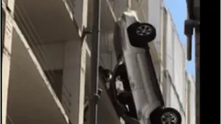 В США автомобиль с водителем повис на проводах на высоте 9 метров