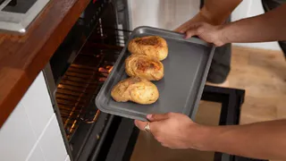 2 ложки на противень — и от липкого жира и нагара не останется и следа: духовка будет сиять от чистоты