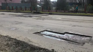 В Брянске вторую неделю не могут закончить ямочный ремонт на Советской