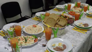 Забудьте про "Шубу" и "Оливье": порадуйте гостей на Новый год-2025 салатом «Новогодняя ночь» — Зеленая Змея одарит