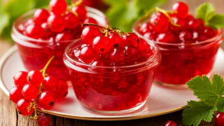 Ароматное густое желе из красной смородины всего за несколько минут — вкуснее любого магазинного десерта