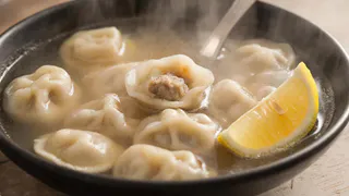 Не лавровый лист и не укроп: что добавить в бульон для пельменей — вкус как в 5-звёздочном ресторане