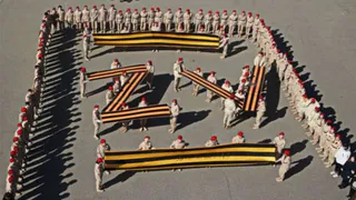 Школьники выстроились в буквы V и Z в центре Бежицы