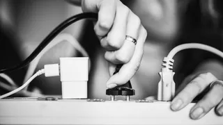 Нельзя подключать в розетки: как одна ошибка приводит к пожару — объяснение от электрика